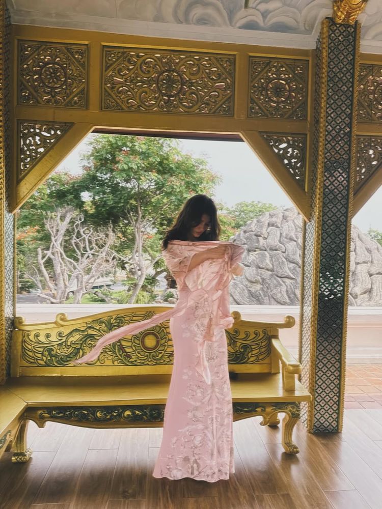 Desde Tailandia, Eva De Dominici deslumbró con una túnica en colores pasteles y marcó tendencia