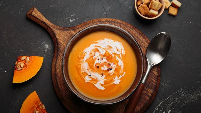 Sopa de calabaza en simples pasos y usando solo una olla: la receta ideal para los días fríos