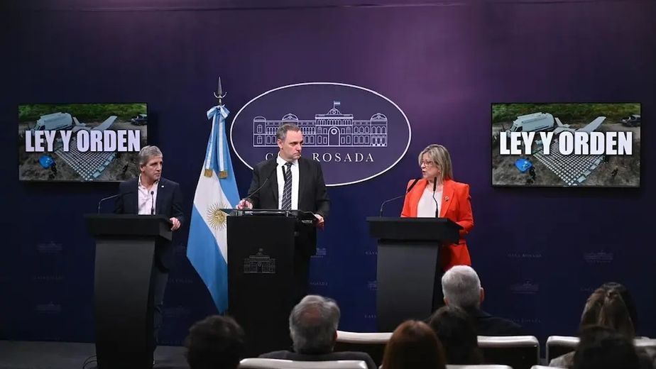 El Gobierno montó otro amplio operativo de respaldo a Adorni, pero no sale del atolladero