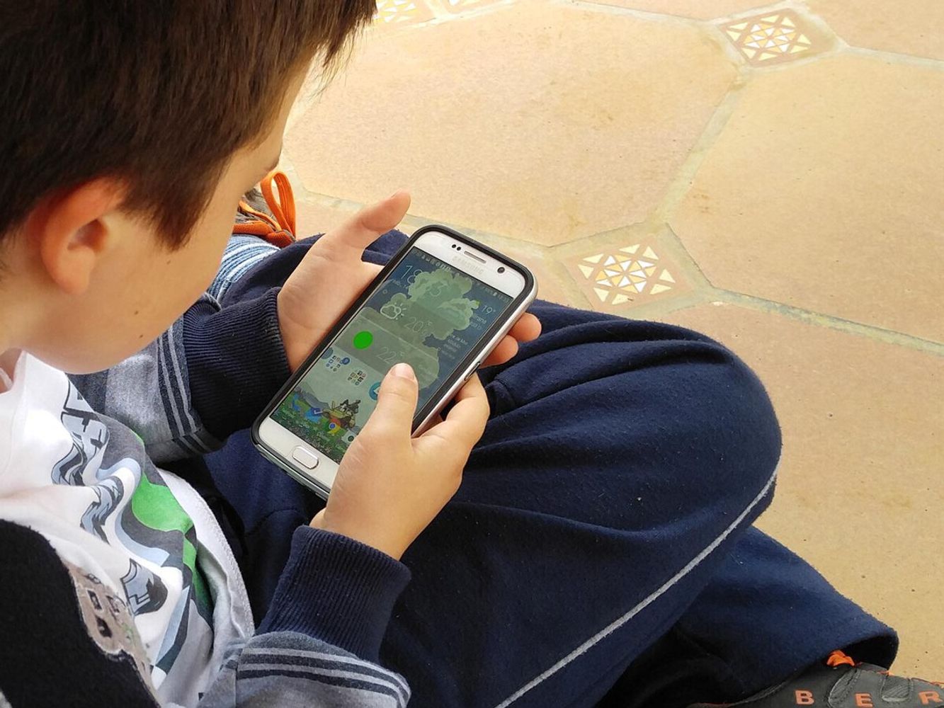 Niño con celular.