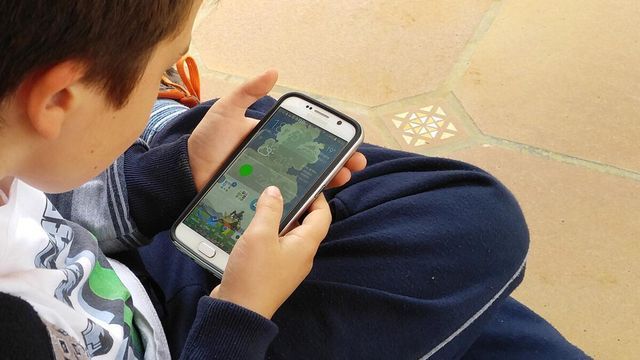 Niño con celular.