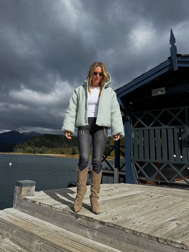 Sofía Zámolo marcó tendencia con una campera bomber y la combinó con las botas camel de la temporada