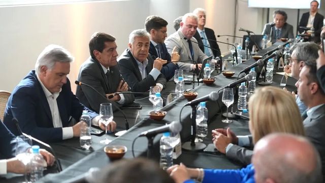 El gobernador Carlos Sadir (segundo desde la izquierda), en la reunión con Karina Milei y demás funcionarios para el lanzamiento de la Mesa Federal Minera.