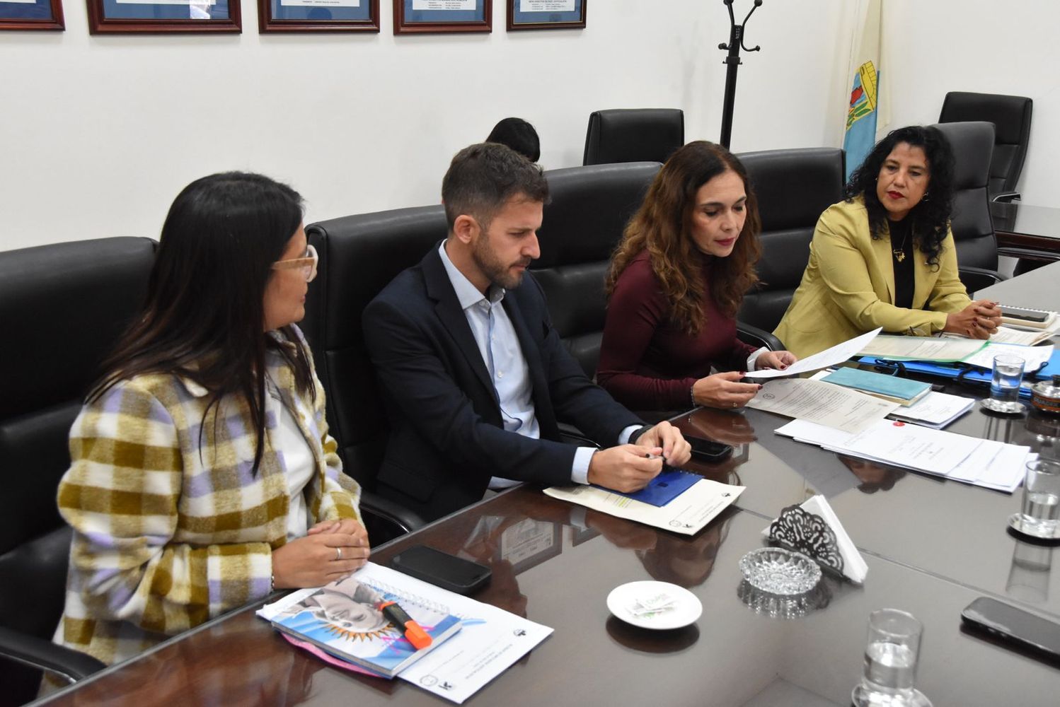 A la izquierda, la diputada Verónica Valente, junto a sus pares Martín Fellner, Noemí Isasmendi -presidenta de la comisión de Obras y Servicios Públicos- y Patricia Ríos, en la reunión que tuvo lugar en el salón "Pilar Bermúdez" de la Legislatura.