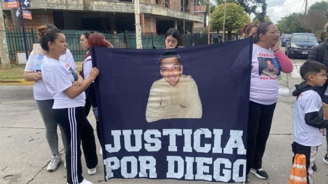 Reclamo de justicia por Diego Pérez frente a los Tribunales de Carlos Paz. Foto de archivo 