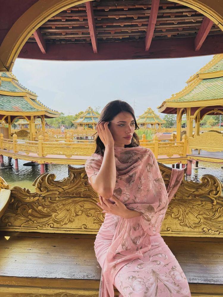 Desde Tailandia, Eva De Dominici deslumbró con una túnica en colores pasteles y marcó tendencia