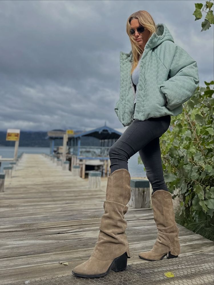 Sofía Zámolo marcó tendencia con una campera bomber y la combinó con las botas camel de la temporada