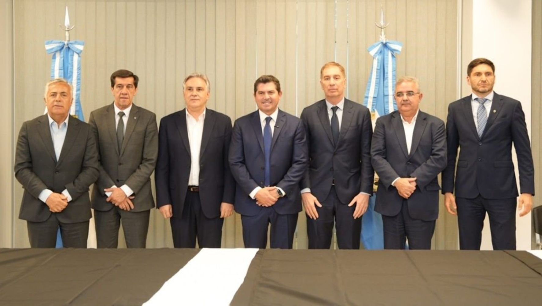 El gobernador Carlos Sadir y los demás mandatarios de la Mesa Federal Minera, junto al ministro del Interior, Diego Santilli, en el encuentro en San Juan.