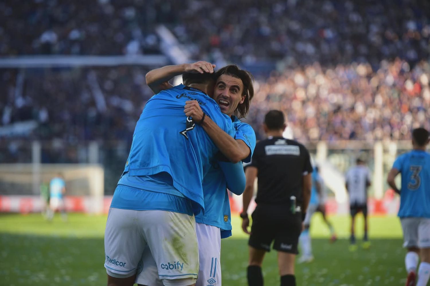 Francisco Gonzalez Metilli puso en ventaja a Belgrano ante Talleres y lo festeja con Lucas Passerini, autor intelectual.