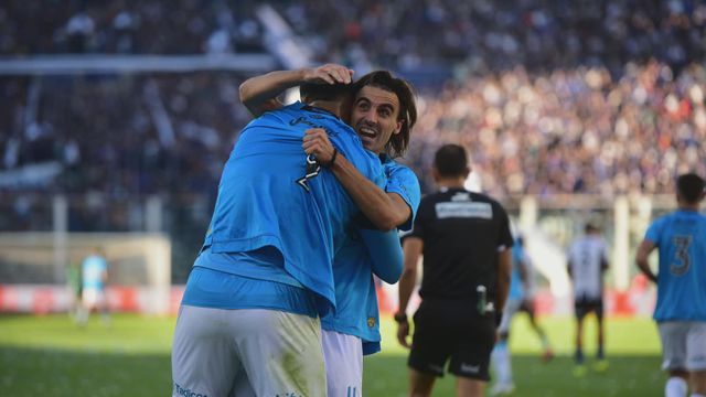 Francisco Gonzalez Metilli puso en ventaja a Belgrano ante Talleres y lo festeja con Lucas Passerini, autor intelectual.