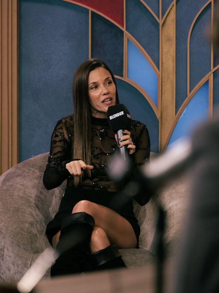 Luciana Rubinska se sumó a la tendencia del otoño y arrasó con un look de encaje total black