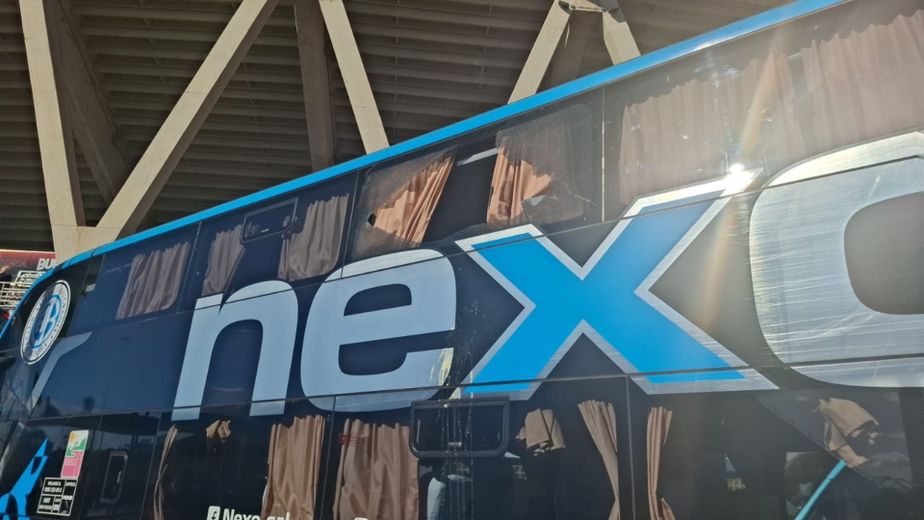 Apedrearon colectivos de Belgrano en su llegada al clásico con Talleres
