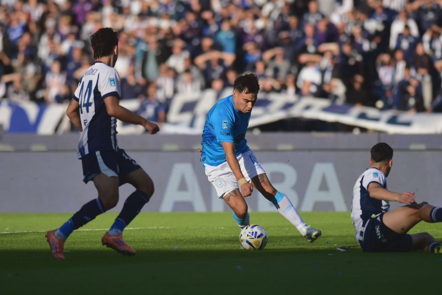 Talleres se quedó con 10 en el clásico con Belgrano.