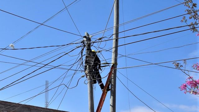 El cableado aéreo en desuso es un problema de contaminación ambiental y de seguridad en las áreas urbanas de Jujuy. La Legislatura analiza sancionar una ley para corregir esa situación.