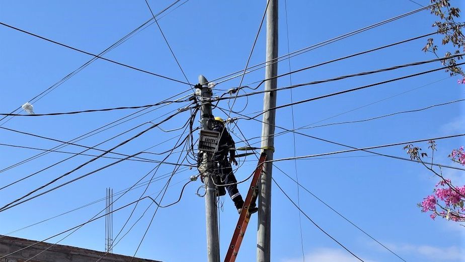 Contaminación: una ley obligaría en Jujuy a que las empresas retiren el cableado aéreo en desuso