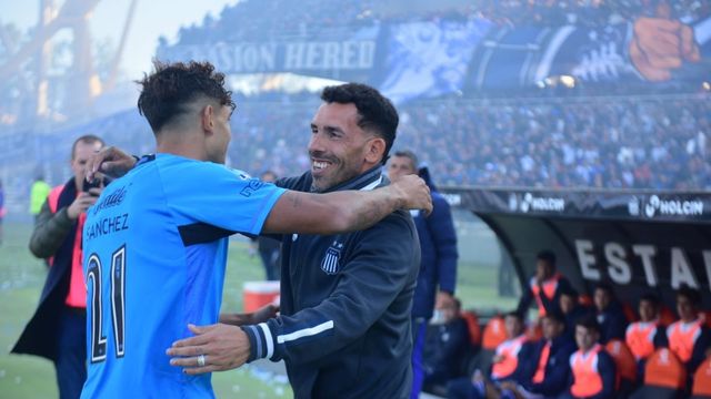 El saludo de Carlos Tevez con un jugador de Belgrano en el inicio del clásico.