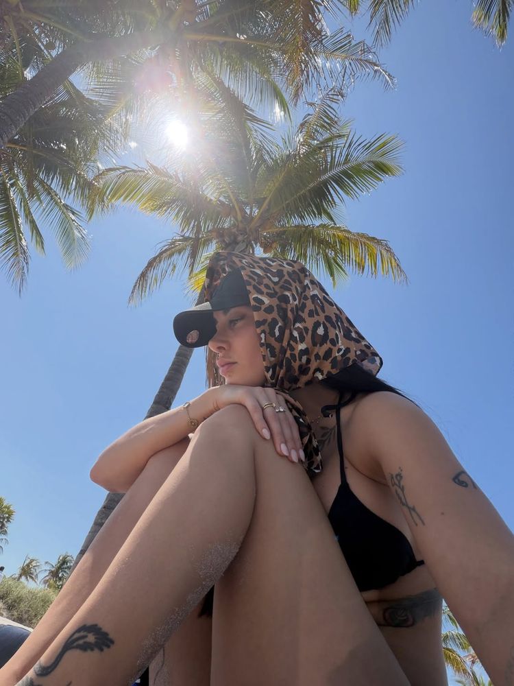 Desde la playa, Cam Nair dio cátedra de estilo con el pañuelo animal print tendencia de la temporada