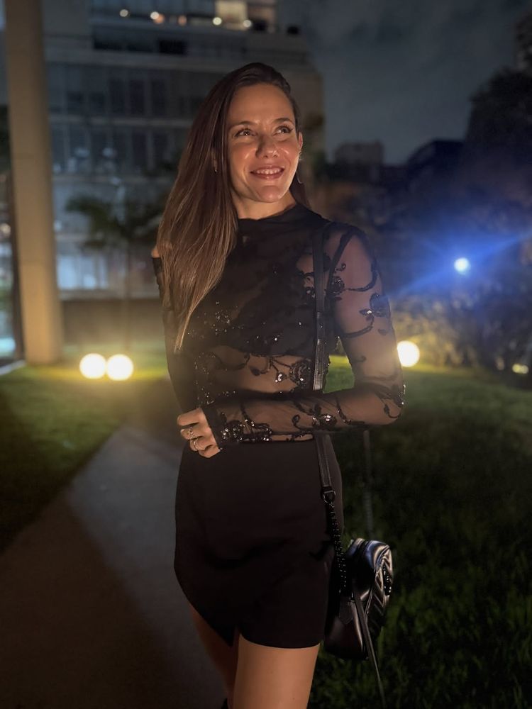 Luciana Rubinska se sumó a la tendencia del otoño y arrasó con un look de encaje total black