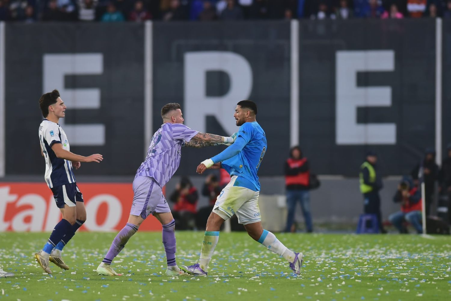 La pelea de Guido Herrera con Lucas Passerini, y expulsión para los dos al final del Talleres-Belgrano.