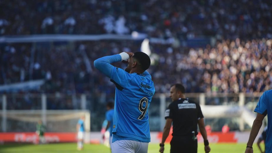 Belgrano rompió el cero en el clásico con Talleres; gol anulado tras chequeo en el VAR