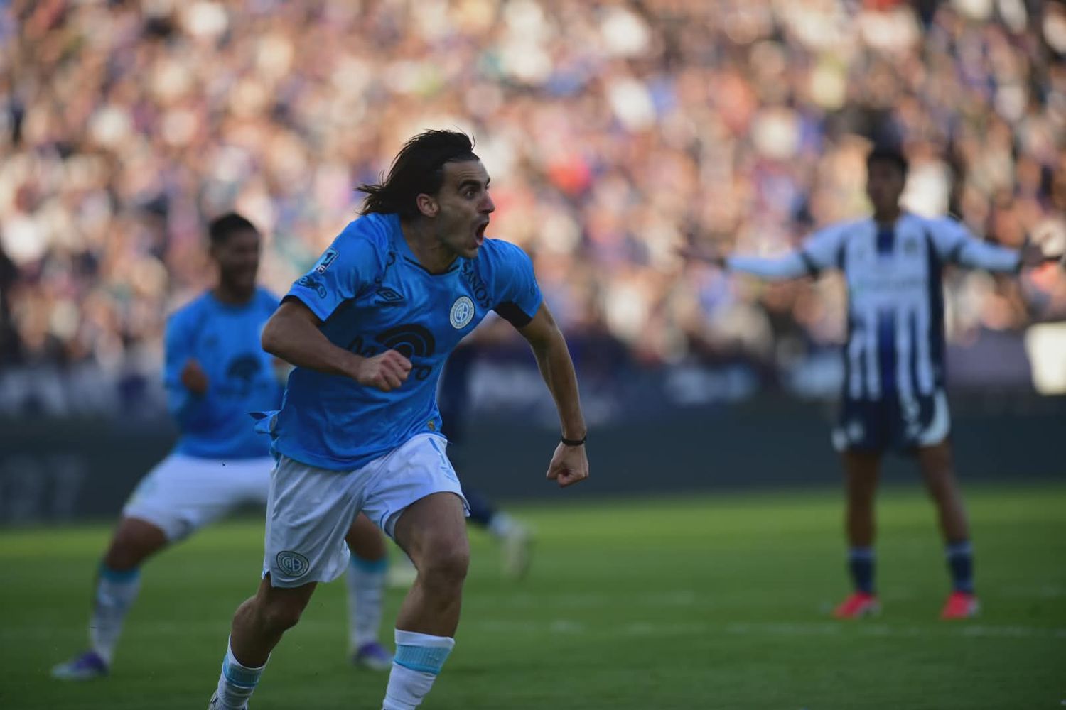 Golazo de González Metilli y loco festejo para el 1 a 0 de Belgrano ante Talleres.