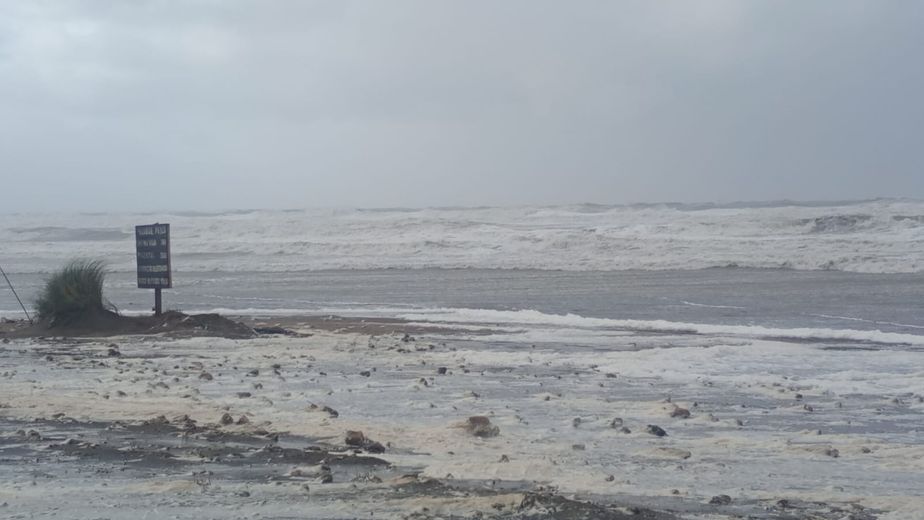 Fuerte temporal en la costa: importantes daños en Claromecó, Reta y Orense por la crecida del mar