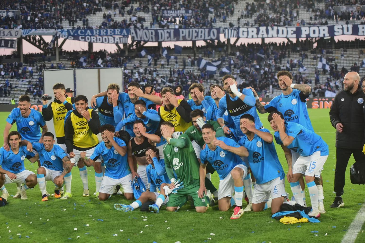 Festejo "Pirata" en un Kempes Albiazul. Belgrano cortó la racha contra Talleres.