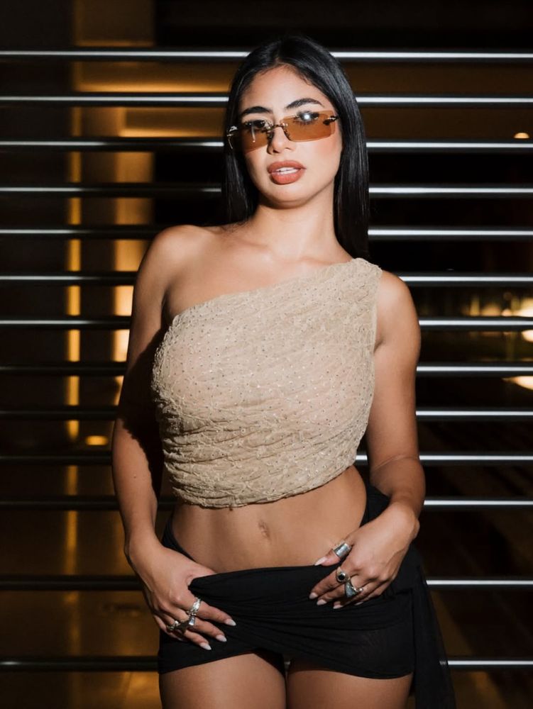 Daniela Celis eligió un look de noche de colores neutros y marcó tendencia con los anteojos de la temporada