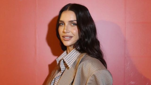 Blazer, vestido de satén negro, medias traslúcidas y cartera roja acolchada: la elegante apuesta nocturna de Zaira Nara