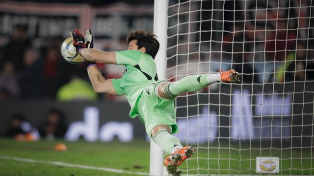 Dos penales atajadas por Santiago Beltrán, para su noche consagratoria en el River-San Lorenzo.