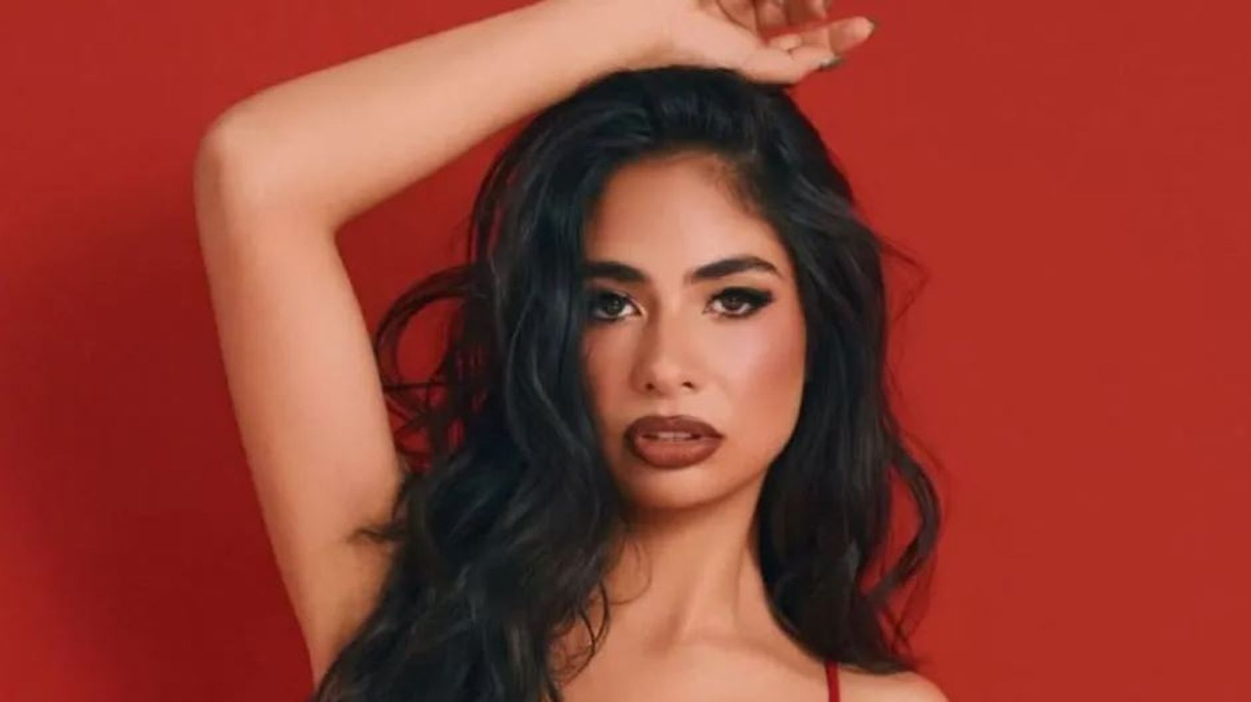 Daniela Celis eligió un look de noche de colores neutros y marcó tendencia con los anteojos de la temporada