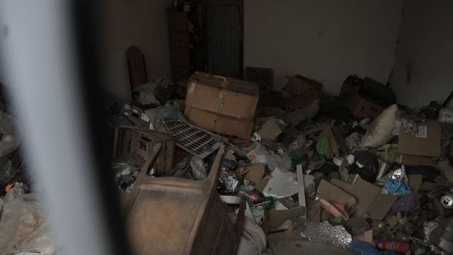 Acumulación extrema de basura en una vivienda de Córdoba.