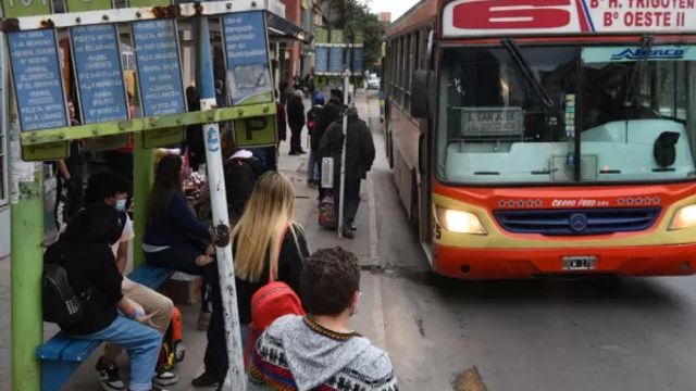 Empresas, gremios y autoridades locales advierten que el sistema enfrenta un límite operativo, mientras las familias deben afrontar boletos cada vez más caros para trasladarse.