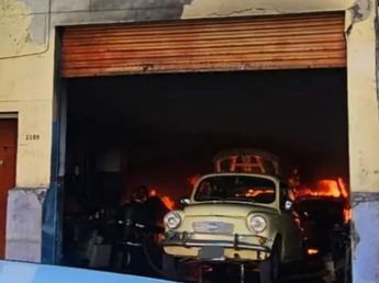 Voraz incendio en Córdoba: 5 autos destruidos y un hombre herido