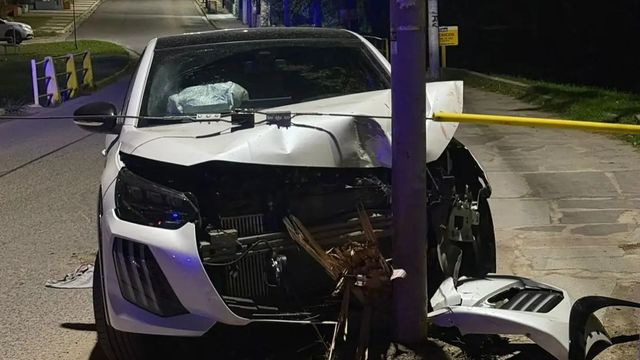 Foto: La Estafeta. Violento despiste en Punilla: un joven destruyó su auto al chocar contra una columna
