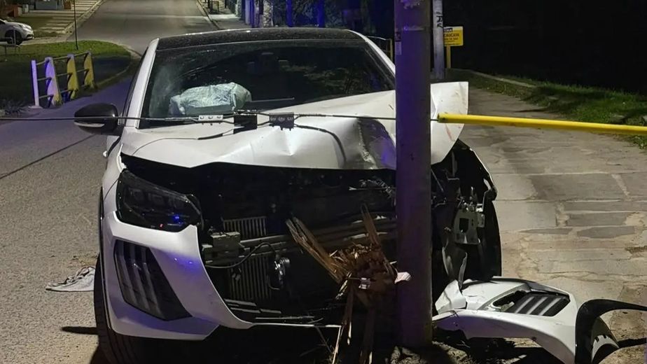 Violento despiste en Punilla: un joven destruyó su auto al chocar contra una columna