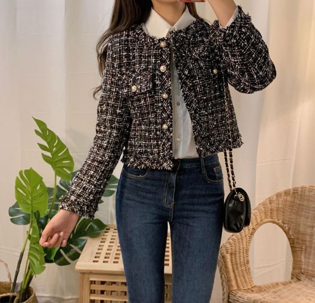 La campera de tweed se reinventa en otoño-invierno 2026 con una estética más urbana y relajada.