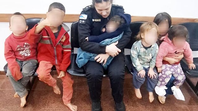 Detuvieron a un hombre que conducía alcoholizado con sus seis hijos.