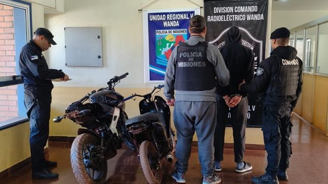 Le ofrecieron un repuesto por redes sociales y terminó asaltado: investigan una posible red de motos robadas en Wanda.
