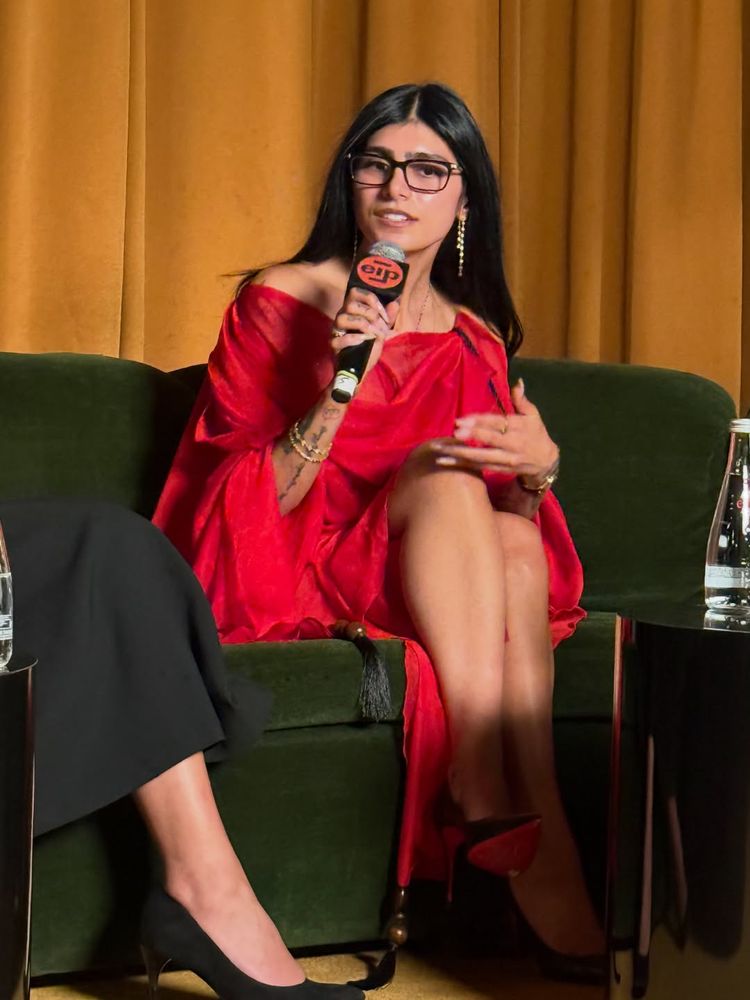 ¡Look accidentado! Mia Khalifa eligió los zapatos tendencia de la temporada y tuvo que pedir ayuda