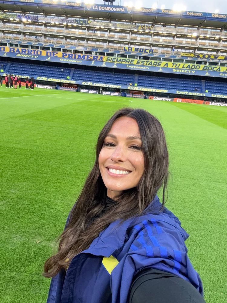 Desde la cancha, Pampita mostró su pasión por Boca Juniors y arrasó con un look urbano y deportivo