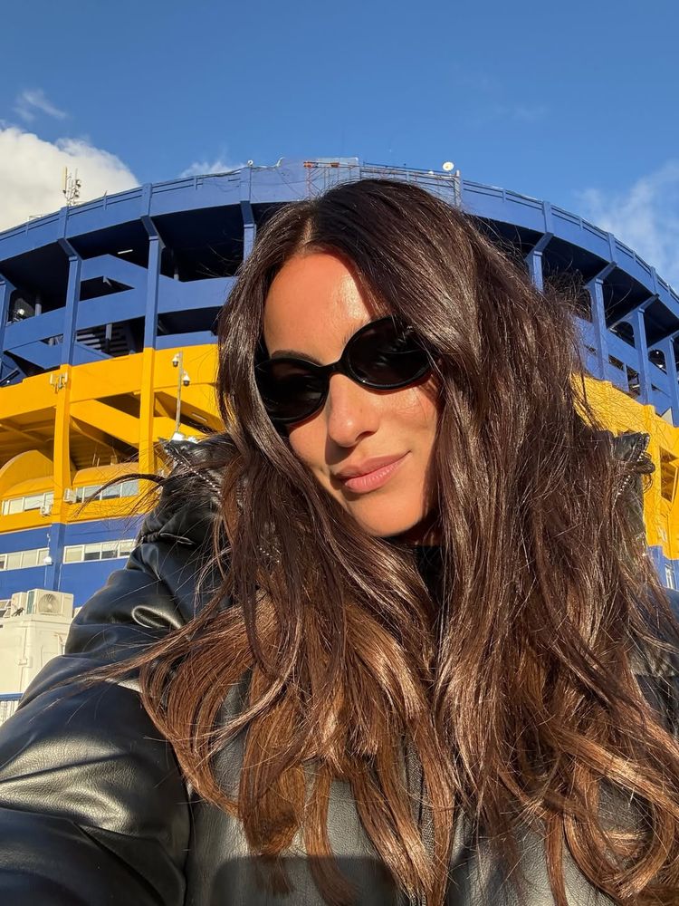 Desde la cancha, Pampita mostró su pasión por Boca Juniors y arrasó con un look urbano y deportivo