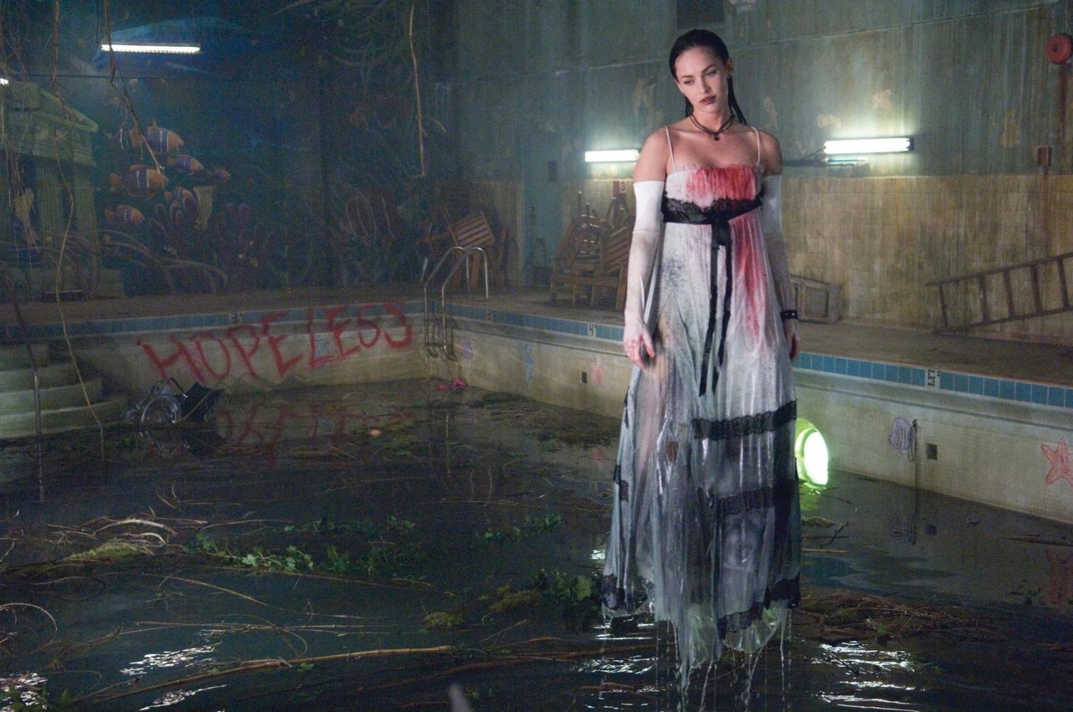 La película mezcla terror adolescente, humor negro y escenas sobrenaturales que la convirtieron en un clásico de culto.