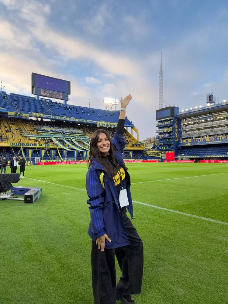 Desde la cancha, Pampita mostró su pasión por Boca Juniors y arrasó con un look urbano y deportivo