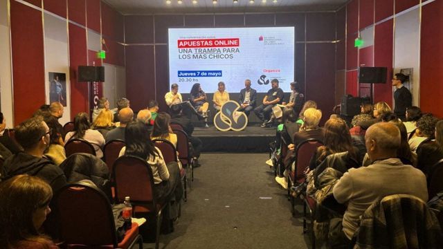 "La salida es colectiva": El CPA alertó sobre las apuestas online en adolescentes en una jornada a sala llena en la Feria del Libro