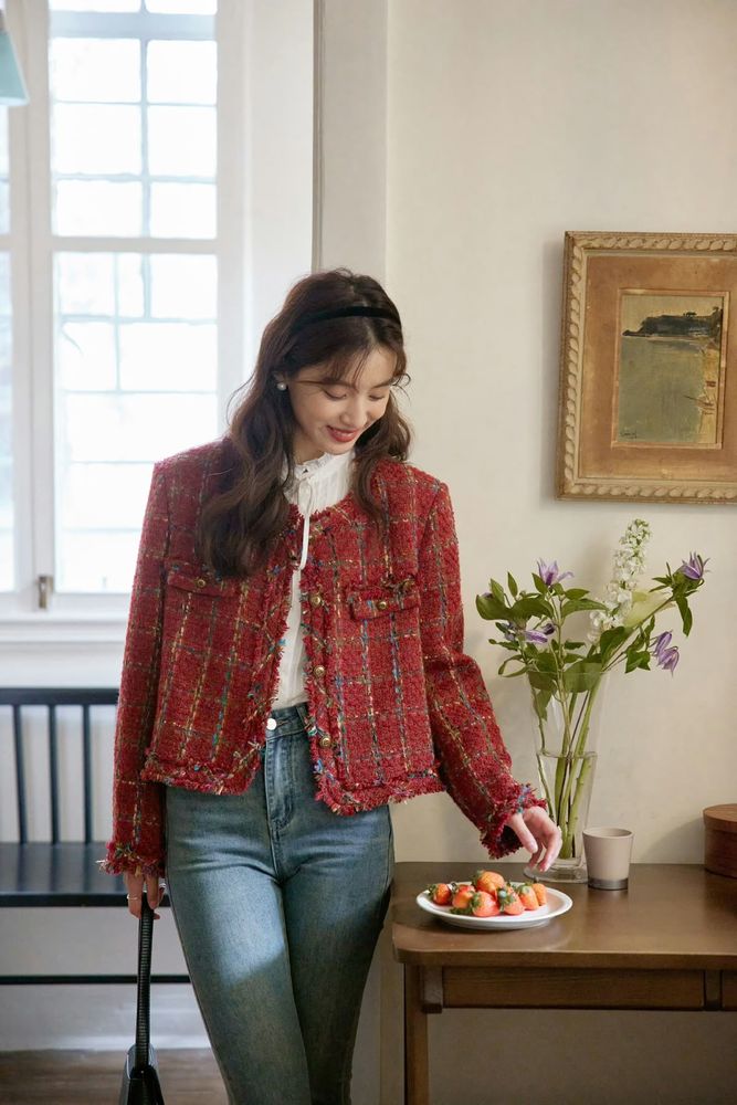 Las chaquetas de tweed aparecen ahora combinadas con básicos relajados y sneakers minimalistas.