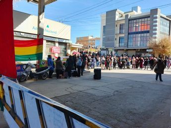 Docentes bolivianos cortaron el puente Villazón - La Quiaca y en medio aparece el nombre de Evo Morales