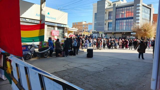 Con las barreras bajas y banderas de los sindicatos colgadas en las columnas, docentes bolivianos cortaron el puente que une Villazón con La Quiaca.