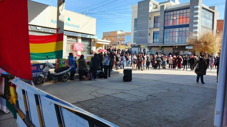 Docentes bolivianos cortaron el puente Villazón - La Quiaca y en medio aparece el nombre de Evo Morales