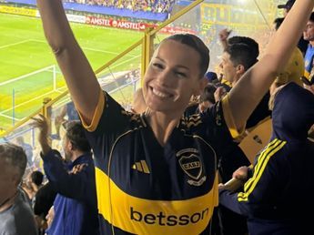 Desde la cancha, Pampita mostró su pasión por Boca Juniors y arrasó con un look urbano y deportivo